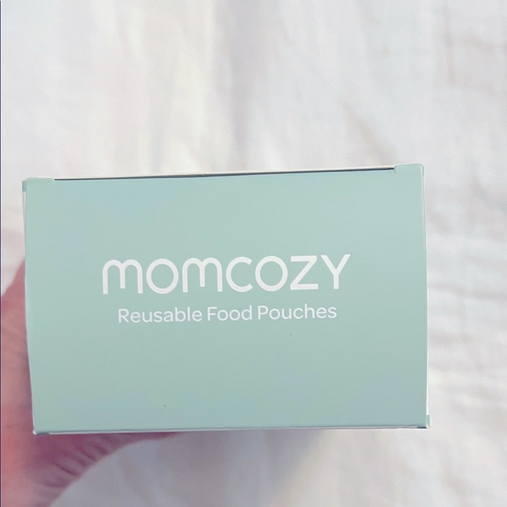 Momcozy Squeeze Station with Reusable Pouches - Mint Green and Cream - Picture 14 of 15